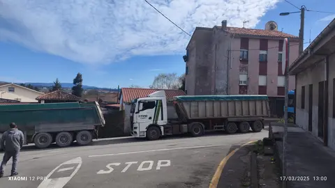 Lugar donde el cami&oacute;n se ha llevado por delante el cableado telef&oacute;nico
