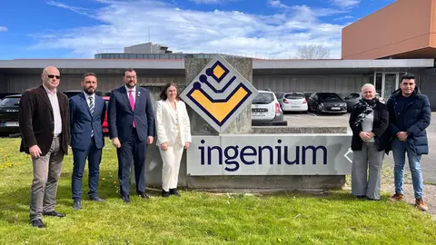 El presidente Barb&oacute;n, tercero por la izquierda, junto a representantes de la empresa y del ayuntamiento de Llanera