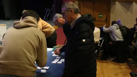 El candidato, C&eacute;sar D&iacute;az, observando el recuento de votos