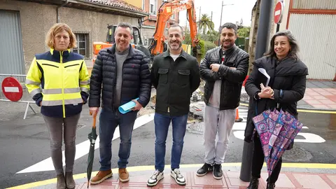 Junto al alcalde, en el centro, y el concejal de izquierda a derecha, Mercedes Sainz, de la empresa adjudicataria; Daniel Navarro y Mar&iacute;a Jos&eacute; Fern&aacute;ndez, t&eacute;cnicos municipales.