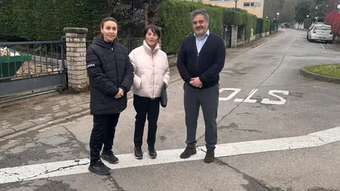 A la izda, la concejala Natalia Gonz&aacute;lez junto a Conchita Novoa, vecina de la zona y Juan Luis Berros