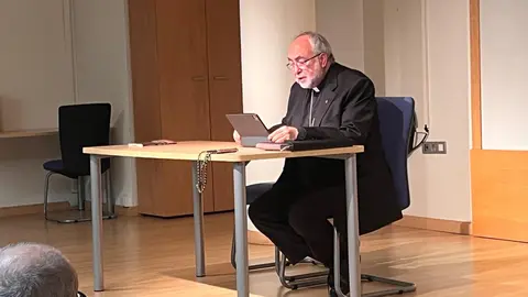 El arzobispo durante la charla en Posada de Llanera