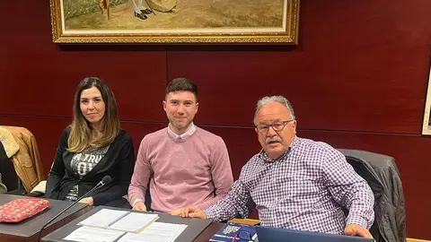 A la izda, Liliana D&iacute;az, Mat&iacute;as Hevia y Javier Ardura, concejales de IU en el Ayuntamiento de Nore&ntilde;a