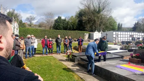 Homenaje a los fusilados en Los Pe&ntilde;ones, en el cementerio de Cay&eacute;s