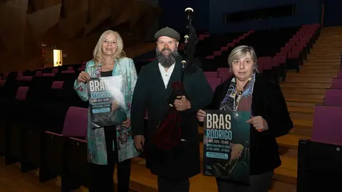 Bras Rodrigo entre la concejala Aurora Cienfuegos, a la izda, e Isabel Gonz&aacute;lez, directora de la Fundaci&oacute;n Municipal de Cultura