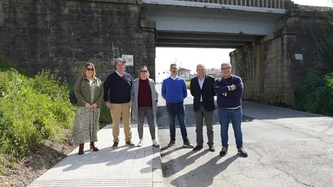 Los ediles, junto a los t&eacute;cnicos municipales Leire Gabilondo y Juan Carlos &Aacute;lvarez, y Pablo Men&eacute;ndez y Antonio Alvargonz&aacute;lez, de la empresa adjudicataria.