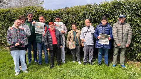 Alvaro Fuente, tercero por la izda, con  algunos de los miembros de la redacci&oacute;n