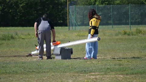 Un momento de la preparaci&oacute;n del cohete que transportaba los minisat&eacute;lites