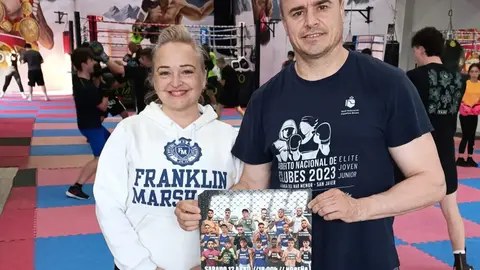Patricia Redondo, concejala de deportes de Nore&ntilde;a y Aitor Nieto, organizador del evento, con el cartel de la velada.