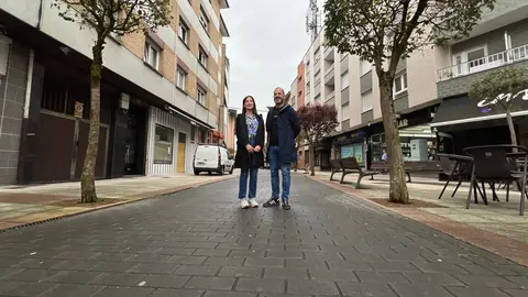 Mar&iacute;a Jos&eacute; Fern&aacute;ndez y &Aacute;ngel Garc&iacute;a en la calle donde se realizar&aacute; la obra