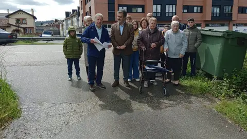 Vecinos de El Berr&oacute;n junto al portavoz popular en Siero, Juan Luis Berros