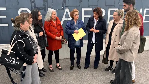 Miembros del AMPA del IES La Fresneda con los miembros del Partido Popular