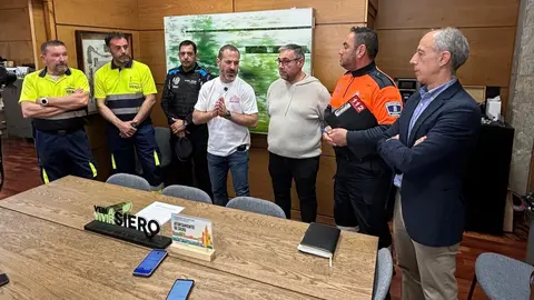 De izquierda a derecha, El&iacute;as Blanco y David Fern&aacute;ndez, de la Unidad Operativas de Aguas; Fernando Mart&iacute;nez, Polic&iacute;a Local; el alcalde, el concejal de Abastecimiento de Agua y Saneamiento; Eloy Gonz&aacute;lez, voluntario de Protecci&oacute;n Civil, y el concejal de Protecci&oacute;n Civil.