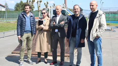 A la izda,  Juan Antonio Freije y Mar&iacute;a Jos&eacute; Fern&aacute;ndez, t&eacute;cnicos municipales; Jes&uacute;s Abad, concejal de Deporte, Salud y Protecci&oacute;n contra Incendios; &Aacute;ngel Garc&iacute;a, alcalde de Siero, y Virginio Ram&iacute;rez, director del Patronato Deportivo Municipal