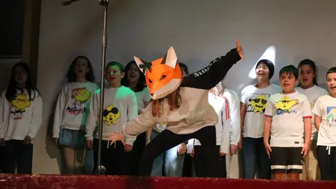 Un momento de la actuaci&oacute;n de los escolinos del Llanera