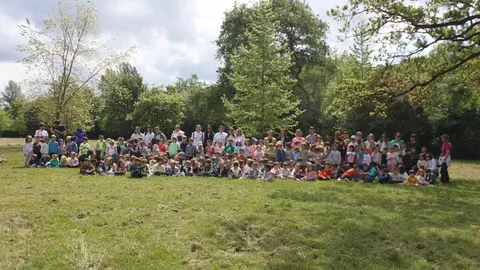 Los alumnos del Pe&ntilde;a Careses junto a sus profesoras en el Parque Periurbano de Pola de Siero