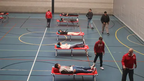Alumnos del IES Nore&ntilde;a en una de las zonas habilitadas por Cruz Roja