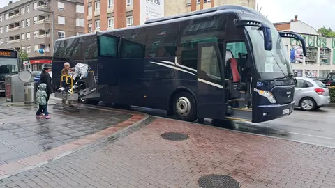 Momento de la recogida de uno de los alumnos en Lugones
