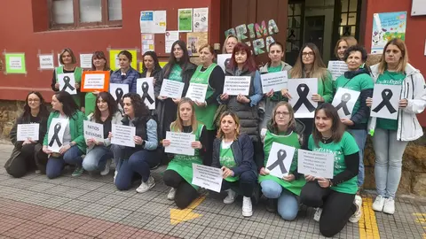 Las profesoras del CP Pe&ntilde;a Careses, de Pola de Siero, protestando frente al Centro