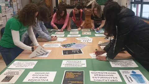 Docentes del CP San Jos&eacute; de CAlasanz, de Poasda de Llanera, preparanadose para las mivilizaciones