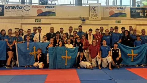 Foto de familia de la representaci&oacute;n asturiana en el Campeonato de Espa&ntilde;a de Tai-Jitsu