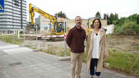&Aacute;ngel Garc&iacute;a y Patricia Antu&ntilde;a ante las obras del nuevo aparcamiento de Pola de Siero