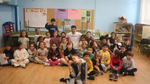 Chechu Rubiera, con los alumnos del CP San Jos&eacute; de Calasanz, de Posada