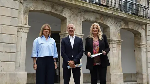 A la izda, Eva Iglesias, Jes&uacute;s Abad y Aurora Cienfuegos
