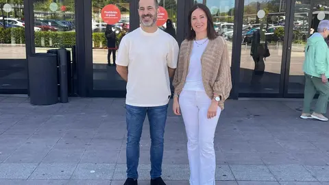 &Aacute;ngel Garc&iacute;a y Mar&iacute;a Jos&eacute;  frente a una de las entradas de Parque Principado