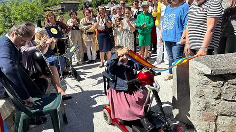 Elena Bores cortando la cinta inaugural en Asiegu.