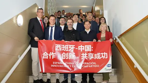 A la izquierda Antonio Campoamor, director financiero de Temper; Jose &Aacute;ngel del R&iacute;o, director de operaciones; el alcalde de Siero, Mr. Yu, l&iacute;der del ayuntamiento de Yixing, y la directora comercial de Temper, Llia Fern&aacute;ndez, con el resto de la delegaci&oacute;n china y empresarios ya agentes econ&oacute;micos del Principado.