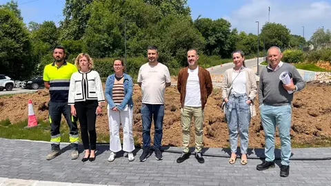 A la izda, Gil D&iacute;az y Mercedes Sainz, de la empresa adjudicataria, Leire Gabilondo, t&eacute;cnica municipal; Javier Rodr&iacute;guez, edil de Ordenaci&oacute;n y Gesti&oacute;n Urban&iacute;stica; &Aacute;ngel Garc&iacute;a, alcalde de Siero, y Mar&iacute;a Jos&eacute; Fern&aacute;ndez y Juan Carlos &Aacute;lvarez, t&eacute;cnicos municipales