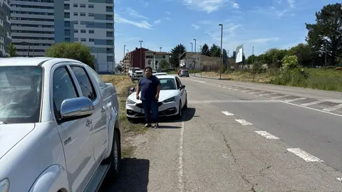 Javier Mateus en el tramo de v&iacute;a en el que PP de Siero solicita una acera al alcalde