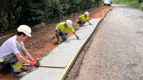 Operarios trabajando en las obras de mejora de la carretera de Arl&oacute;s