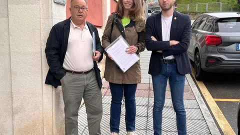 A la izda, Javier Ardura, Mat&iacute;as Hevia y Liliana, a las puertas de los juzgados de Pola de Siero