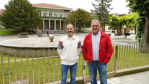 &Aacute;ngel Garc&iacute;a y Alejandro Villa en el parque Alfonso X, en Pola