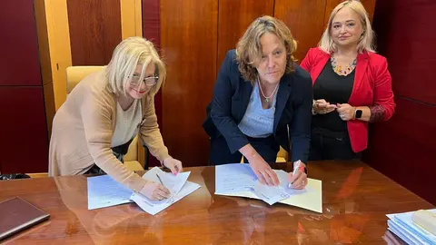 A la izda, Amparo Antu&ntilde;a