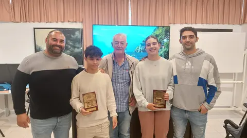 A la izda, el alcalde de Sariego, Sa&uacute;l Basti&aacute;n; David D&iacute;az, Gerardo Ruiz; Carmen Hortal y David Naredo, concejal de Deportes de Sariego