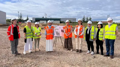 Amparo Antu&ntilde;a, Susana Madera y Paz Orviz, en el centro de la foto, junto a Beatriz Garc&iacute;a, directora t&eacute;cnica de Cogersa &ndash;primera por la izda&ndash; y concejales del Ayuntamiento de Nore&ntilde;a
