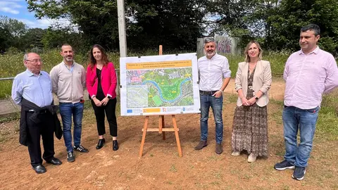 A la izda, el presidente del Colloto, Antonio Mart&iacute;nez Cedr&oacute;n; el alcalde de Siero, &Aacute;ngel Garc&iacute;a; las directoras generales del Agua, Vanesa Mateo, y de Medio Ambiente, Susana Madera, y el concejal de Urbanismo de Siero, Javier Rodr&iacute;guez.