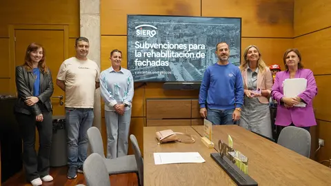 A la izda, Carmen P&eacute;rez, t&eacute;cnica municipal de Urbanismo; Javier Rodr&iacute;guez, edil de Urbanismo; Teresa &Aacute;lvarez, portavoz municipal de Izquierda Unida; &Aacute;ngel Garc&iacute;a, alcalde de Siero; Alejandra Cuadriello, portavoz municipal de la Plataforma Vecinal de La Fresneda, y Amelia Areces, t&eacute;cnica del Servicio de Promoci&oacute;n Econ&oacute;mica y Desarrollo Local.