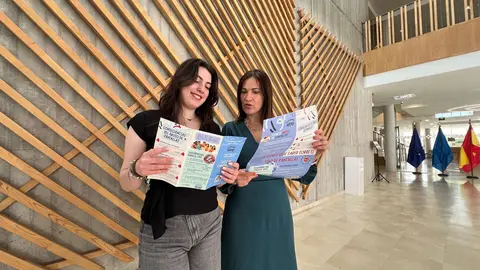 A la izda, Marina Mart&iacute;n, t&eacute;cnico en pr&aacute;cticas de la concejal&iacute;a de asuntos sociales junto a la concejala