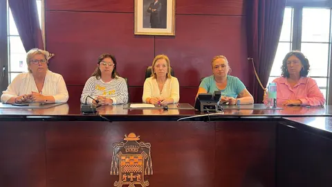 El equipo de gobierno de Nore&ntilde;a, con Ana Gonz&aacute;lez, segunda por la izquierda