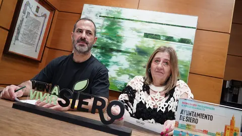 El alcalde de Siero junto a la concejala, Sonia Lago