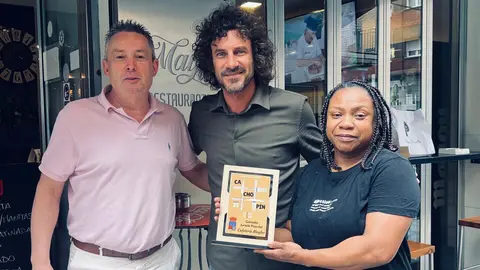 A la izda, Fernando Álvarez, Iván Pérez y Marta Castillo, del restaurante Mayfer