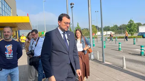 El presidente del Principado, Adri&aacute;n Barb&oacute;n, cariacontecido a su llegada al Parque Principado