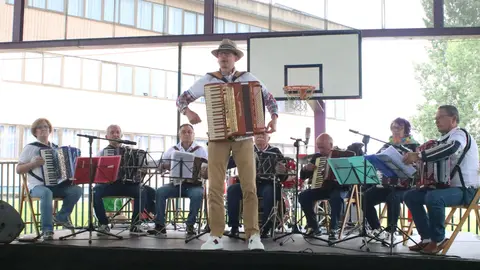 Un momento de la actuaci&oacute;n del Grupo de acordeones de Lal&iacute;n