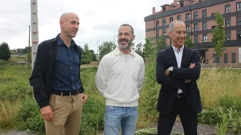 A la izda, el director del PDM de Siero, Virginio Ram&iacute;rez, con el alcalde y el concejal de deportes, Jes&uacute;s Abad