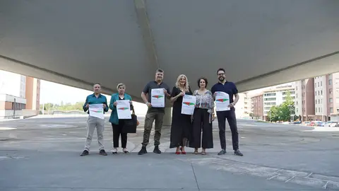 A la izda, Orlando Estupi&ntilde;&aacute;n, artista; Isabel Gonz&aacute;lez, directora de la Fundaci&oacute;n Municipal de Cultura; Iv&aacute;n Coella, profesor de la Escuela de M&uacute;sica de la FMC; Aurora Cienfuegos, concejala de Cultura, y Jos&eacute; Burb&oacute;n, promotor cultural.