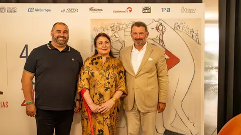 A la izda, SA&uacute;l Basti&aacute;n, alcalde de Sariego; Cruz